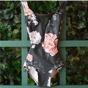 Luckyleo Dart Leo in Noir Antoinette